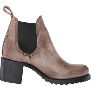 F r y e • Sabrina Chelsea boot